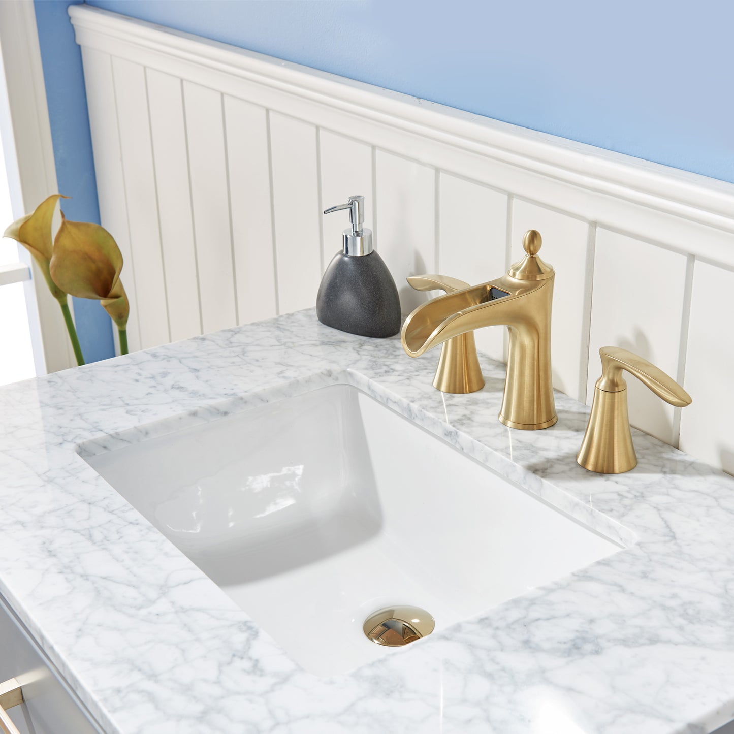 Ivy Single Bathroom Vanity Set in Gray and Carrara White Marble Countertop with Mirror